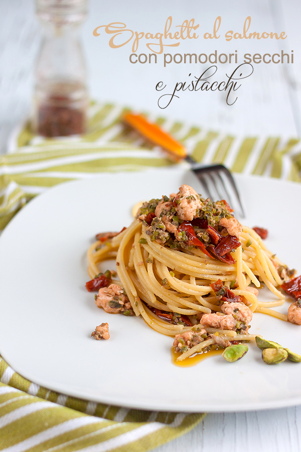 Spaghetti al salmone con pomodori secchi e pistacchi - La Cuoca Dentro